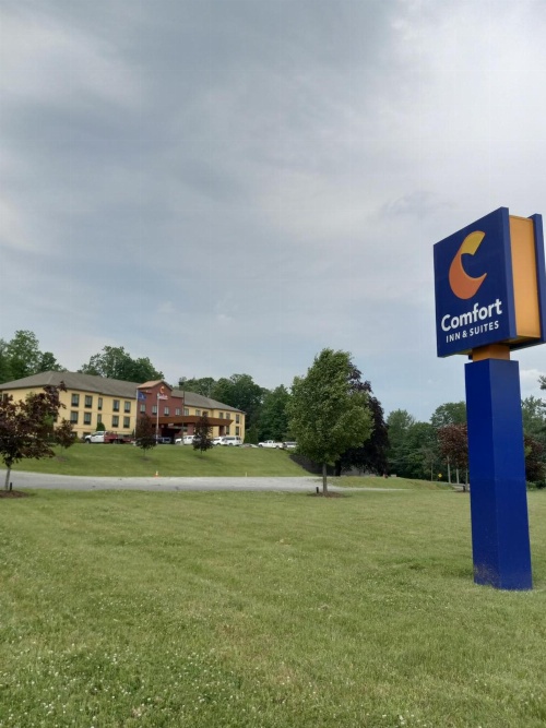 Comfort Inn & Suites image 2